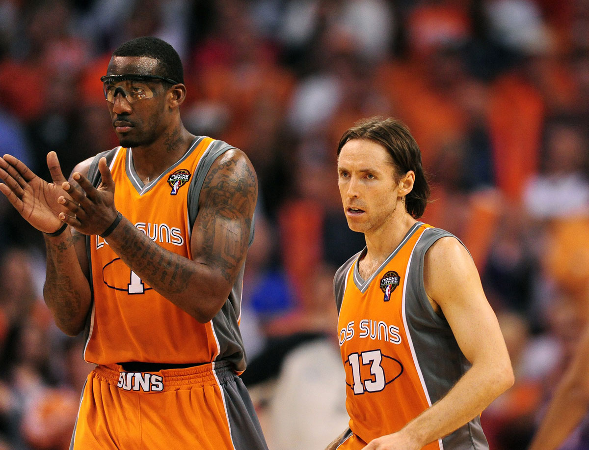 Phoenix Suns Guard (13) Steve Nash and ahead (1) Amare Stoudemire in the second half against San Antonio Spurs in the Western Conference of the SELUFINAL 2010 NBA Plej-of in the center in America Airways. The team is wearing "Lot umbrella" Jerseys on Cinco de Maio in response to the Antimigration Act recently passed in Arizona. The sun was defeated at Spurs 110-102. 