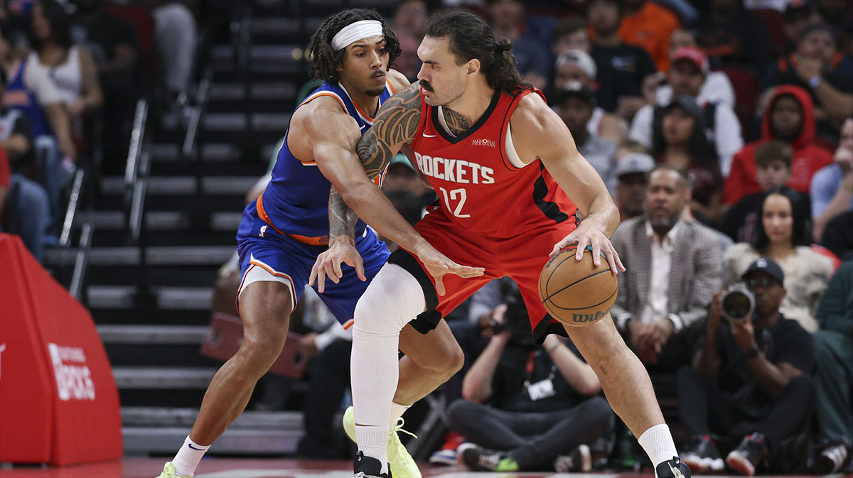 Houston Rockets Center Steven Adams (12) control the ball like New York Knicks Center Jericho Sims (20), during the second half in the toiota center. 