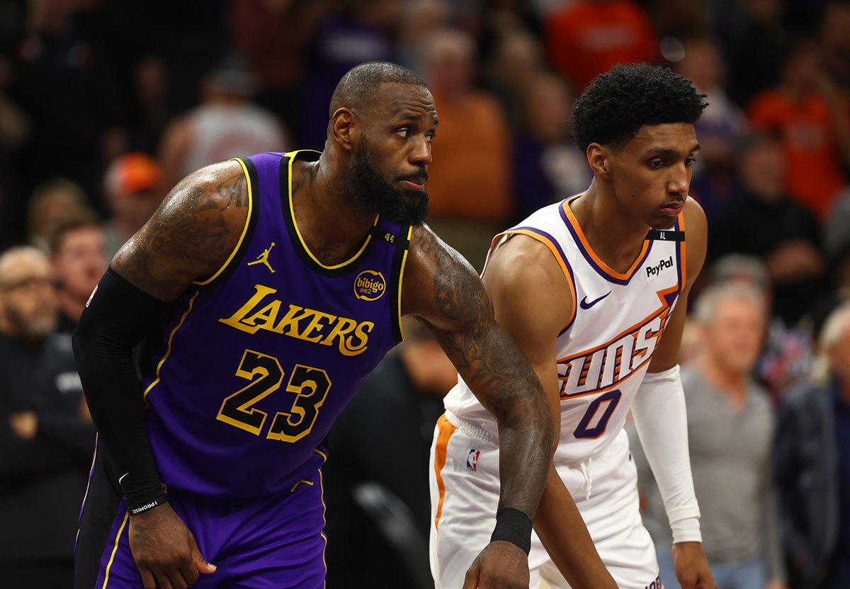 Los Angeles Lakers forward LeBron James (23) against Phoenix Suns forward Ryan Dunn (0) at Footprint Center.