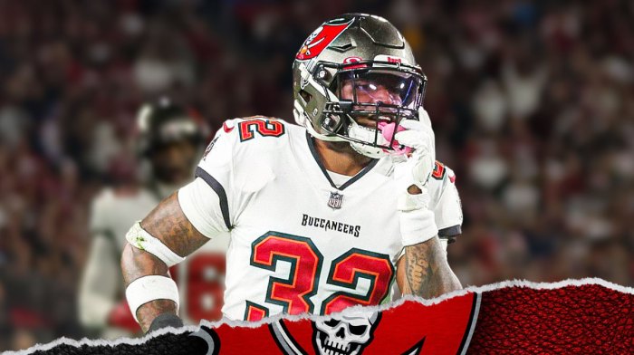 Mike Edwards in a Buccaneers jerseys.