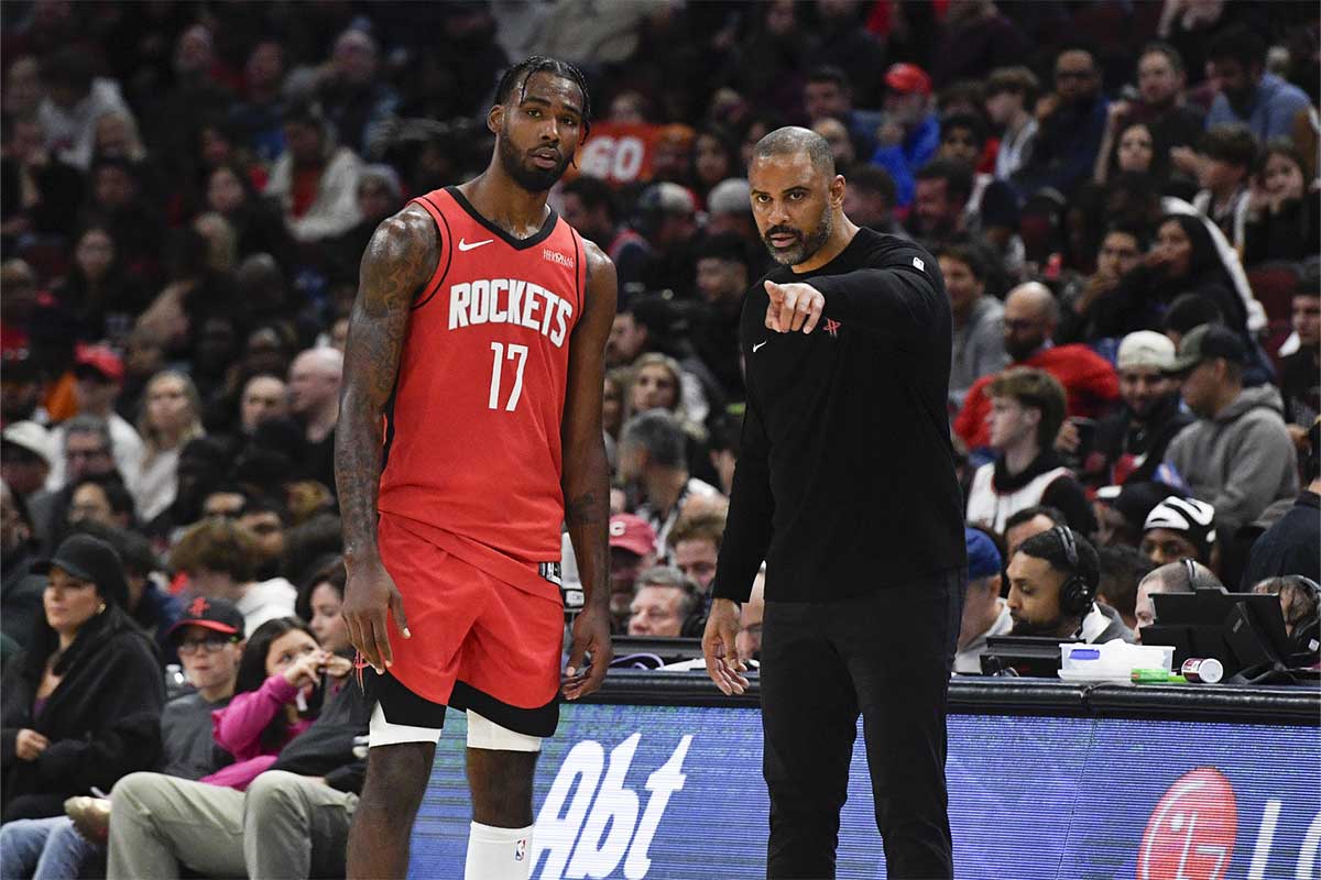 Houston Rockets head coach Ime Udoka talks with forward Tari Eason (17) during the second half against the Chicago Bulls at United Center.