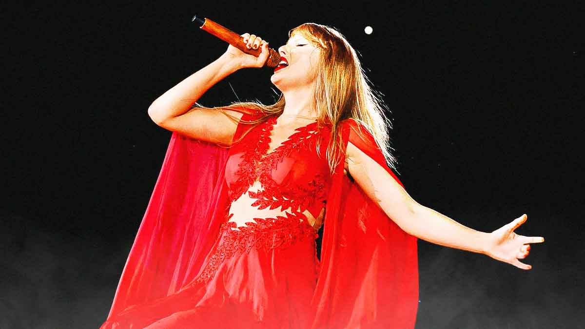 Taylor Swift on stage singling ar Eras Tiour