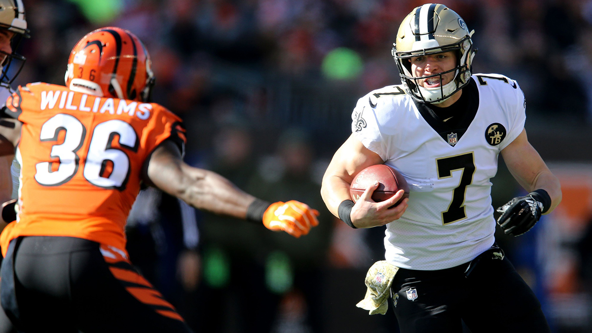 New Orleans Saints quarterback Taysom Hill (7) carries the ball in the first quarter of a Week 10 NFL game between the New Orleans Saints and the Cincinnati Bengals, Sunday, Nov. 11, 2018, at Paul Brown Stadium in Cincinnati. Cincinnati Bengals Vs New Orleans Saints Nov 11