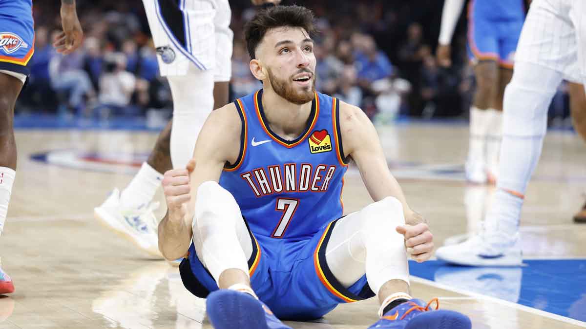 Thunder Forvard Chet Holmgren (7) Sit on the floor after the game against Orlando magic during the second half in the center of Pacom