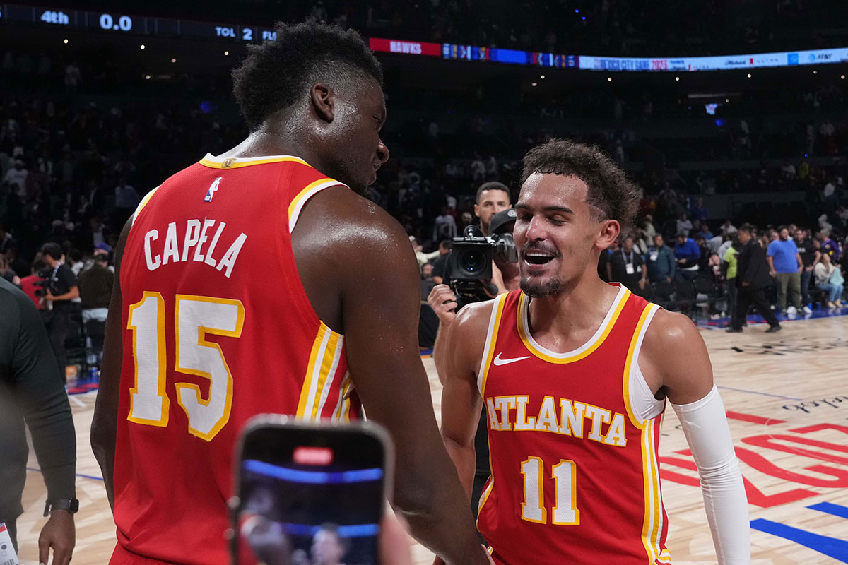 亚特兰大老鹰队的后卫Trae Young（11岁）和中锋Clint Capela（15）在2023年NBA墨西哥城比赛后对奥兰多CDMX的奥兰多魔术队做出了反应。