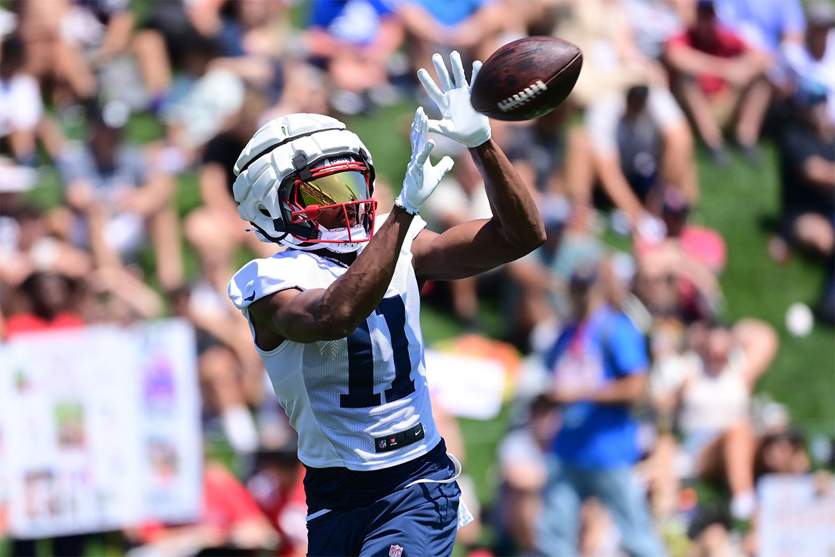 New England Patriots wide receiver Tyquan Thornton (11) makes a catch during training camp at Gillette Stadium.