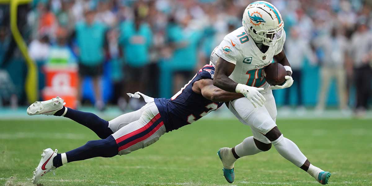 New England Patriots cornerback Jonathan Jones (31) attempts to tackle Miami Dolphins wide receiver Tyreek Hill (10) during the first half at Hard Rock Stadium.