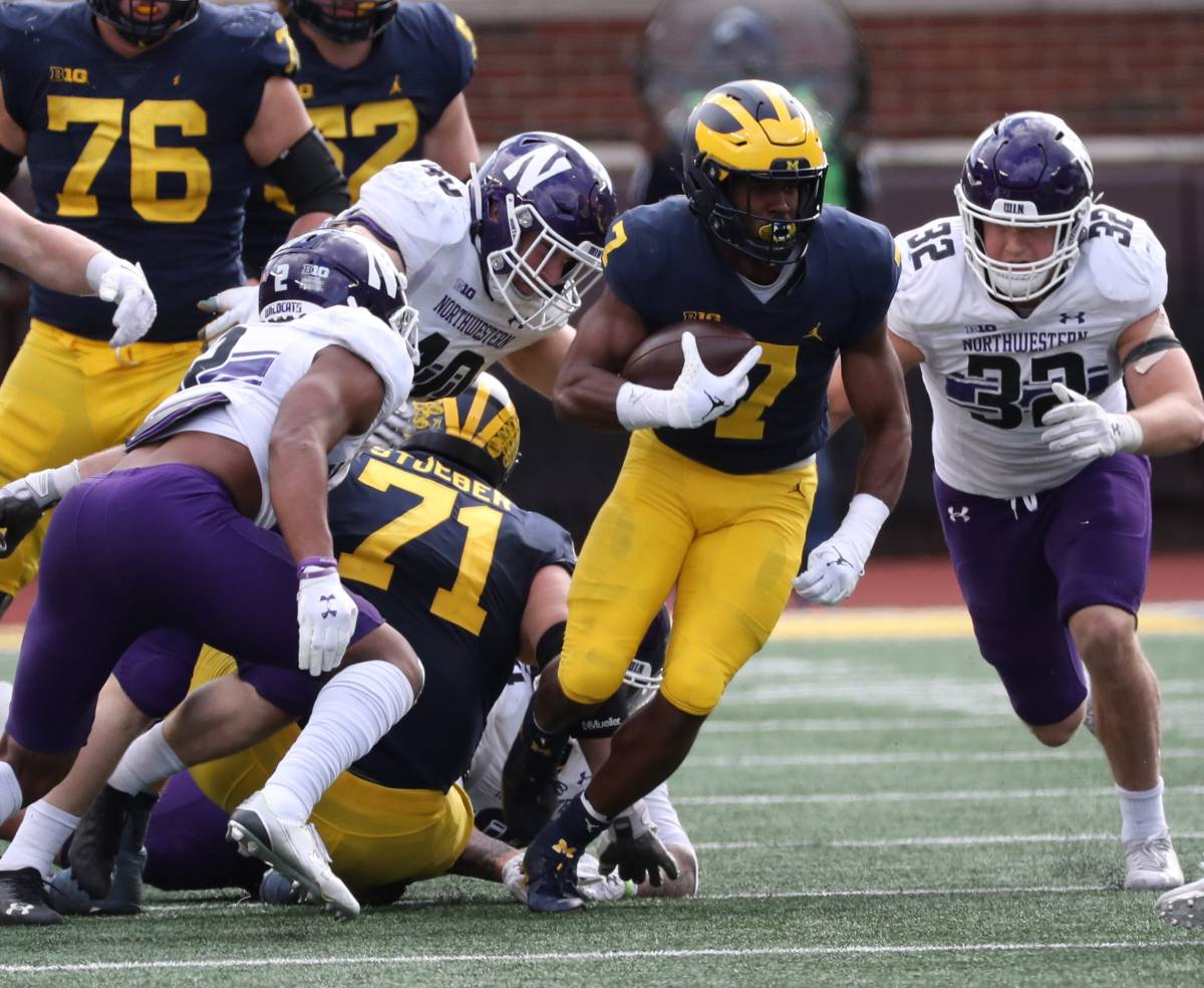 Michigan Wolverines running back Donovan Edwards (7) runs the ball against the Northwestern Wildcats during second half action