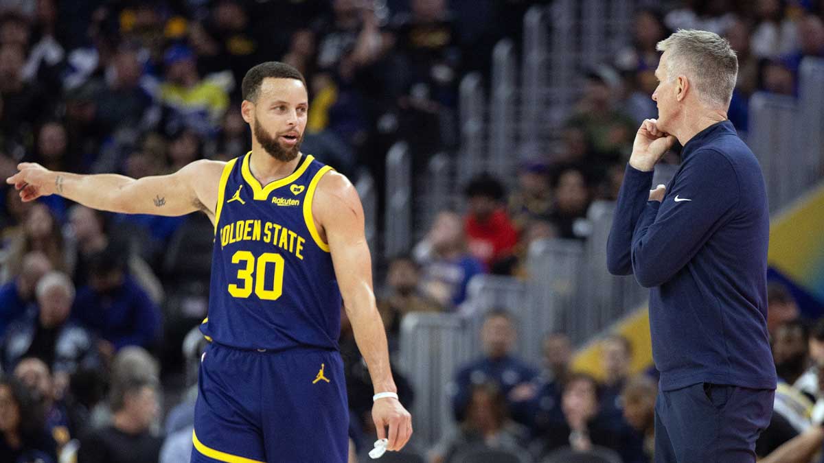 Golden State Warriors guard Stephen Curry (30) consults with head coach Steve Kerr during the first quarter against the Sacramento Kings at Chase Center. 