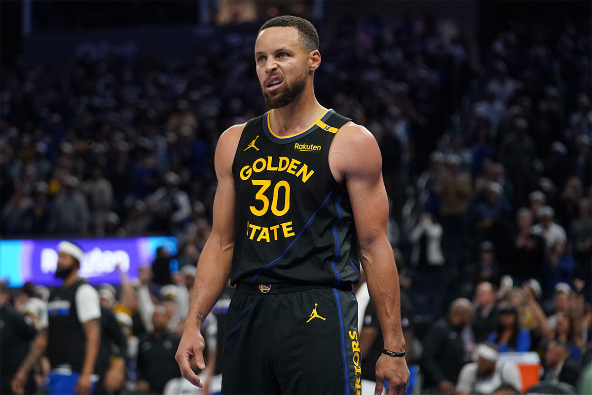 Golden State Warriors guard Stephen Curry (30) reacts after making a layup against the Dallas Mavericks in the fourth quarter at the Chase Center.