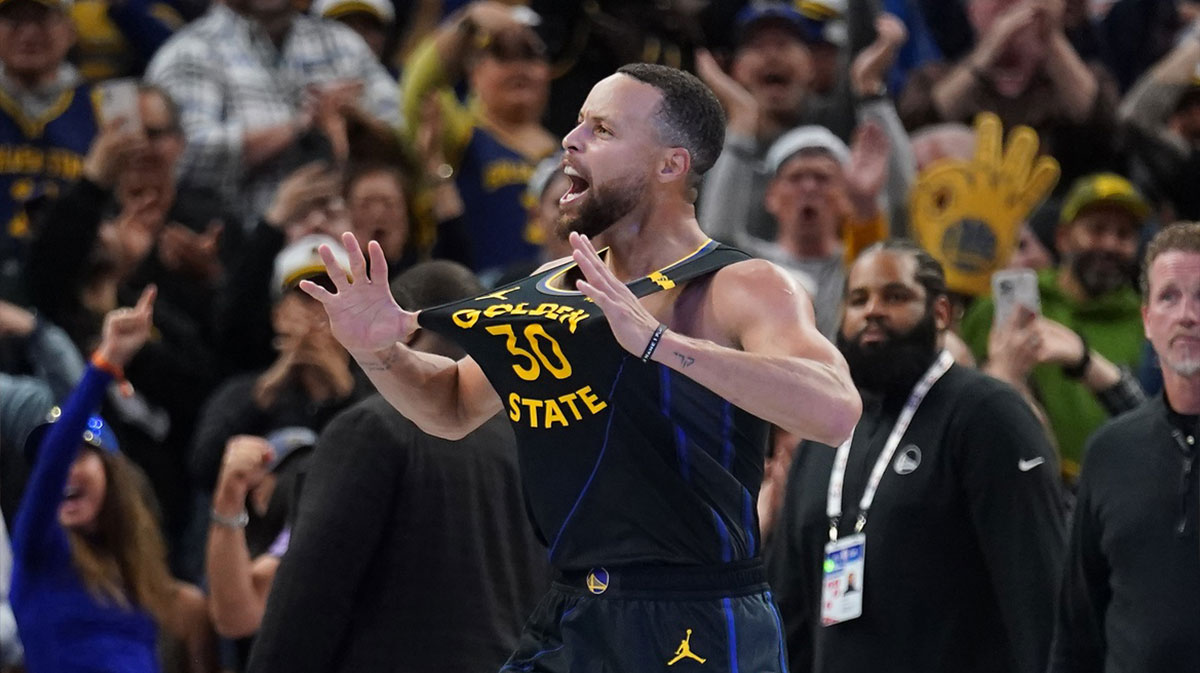 Golden State Warriors guard Stephen Curry (30) celebrates after making a three point basket against the Dallas Mavericks in the fourth quarter at the Chase Center.