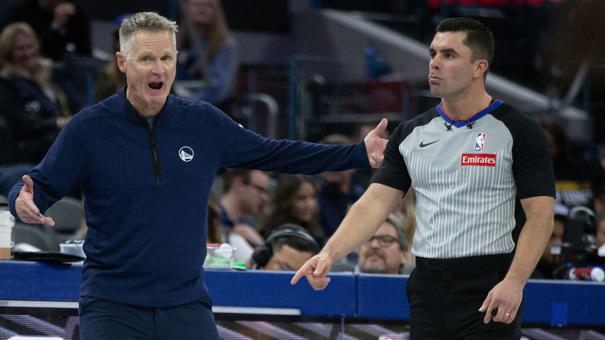 Warriors head coach Steve Kerr (left) protests a call against his team with referee Brian Forte during the fourth quarter against the Memphis Grizzlies at Chase Center