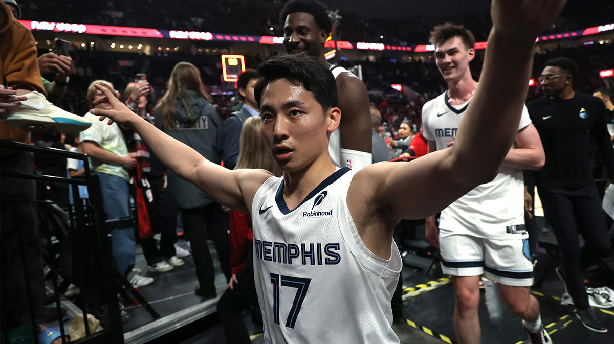 Memphis Grizzlies guard Yuki Kawamura (17) acknowledges fans after the Grizzlies defeated 134-89 in the second half at Moda Center.