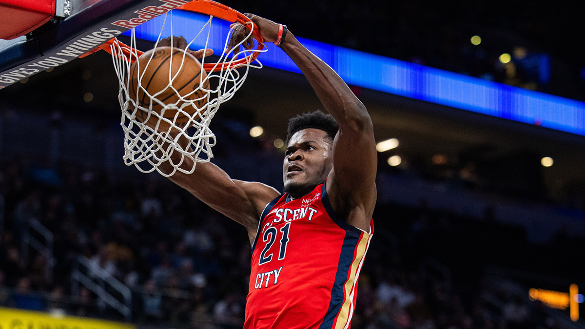 New Orleans Pelicans center Yves Missi (21) shoots the ball in the first half against the Indiana Pacers at Gainbridge Fieldhouse.