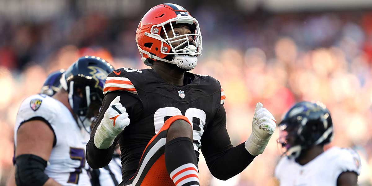 Cleveland Browns defensive end Za'Darius Smith celebrates after sacking Baltimore Ravens quarterback Lamar Jackson during the second half at Huntington Bank Field, Sunday, Oct. 27, 2024, in Cleveland.