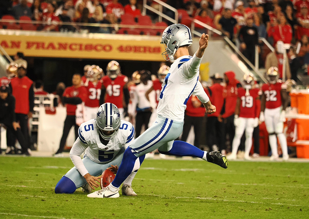 Dallas Cowboys kicker Brandon Aubrey (17) scores a field goal during the second quarter against the San Francisco 49ers at Levi's Stadium