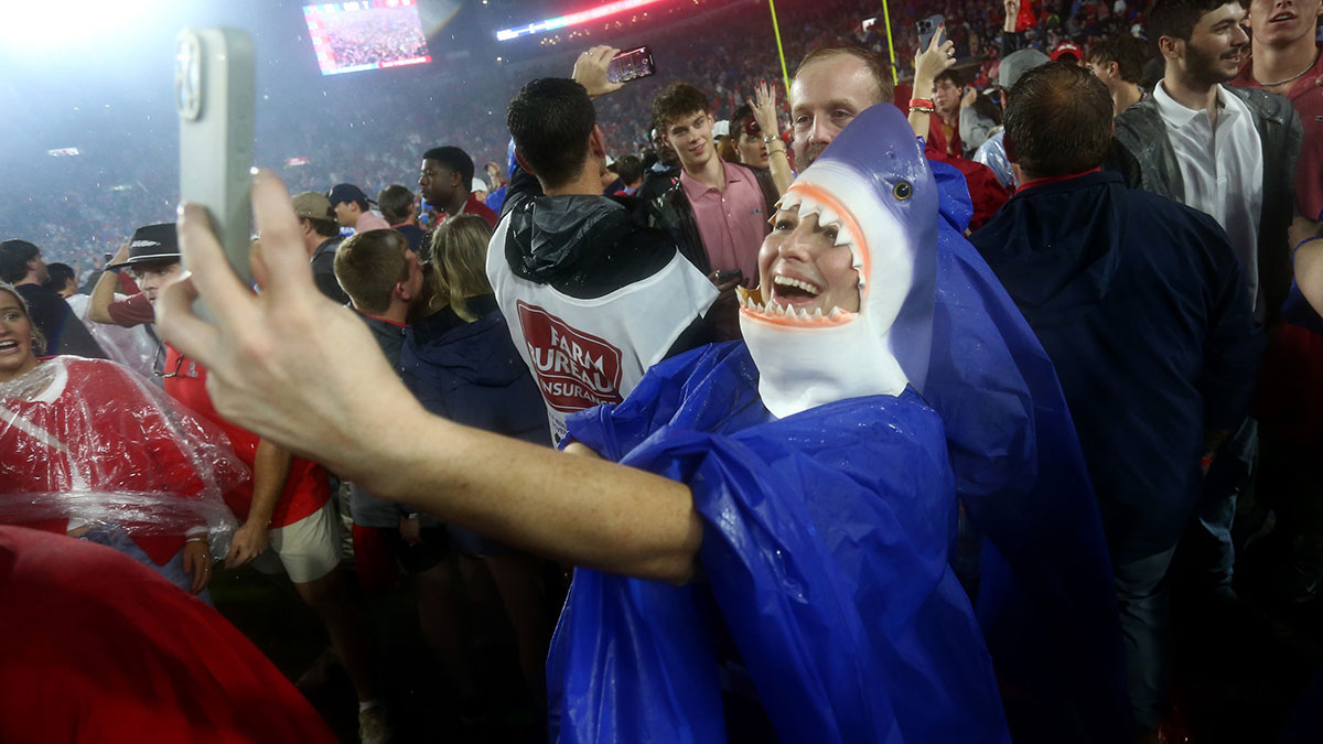 Oxford police has hilarious reaction to Ole Miss football fans stealing the goalpost