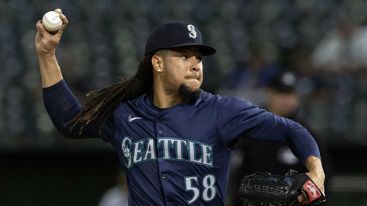 Seattle Mariners starting pitcher Luis Castillo (58) delivers a pitch against the Oakland Athletics during the fourth inning at Oakland-Alameda County Coliseum