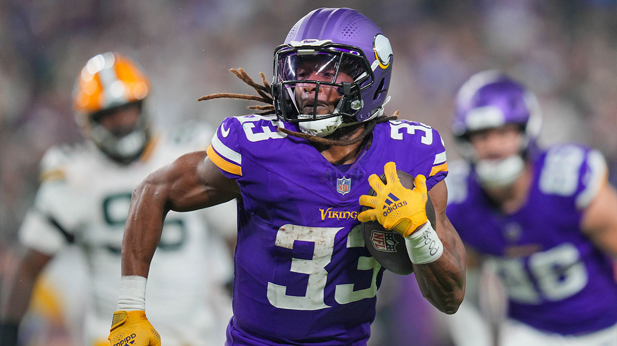 Minnesota Vikings running back Aaron Jones (33) runs with the ball against Green Bay Packers in the third quarter at U.S. Bank Stadium.