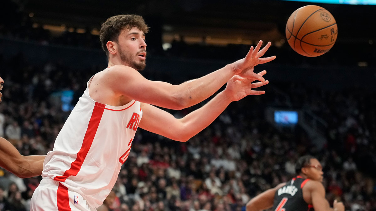 Houston Rockets center Alperen Sengun (28) passes the ball to the Toronto Raptors during the first half at Scotiabank Arena.