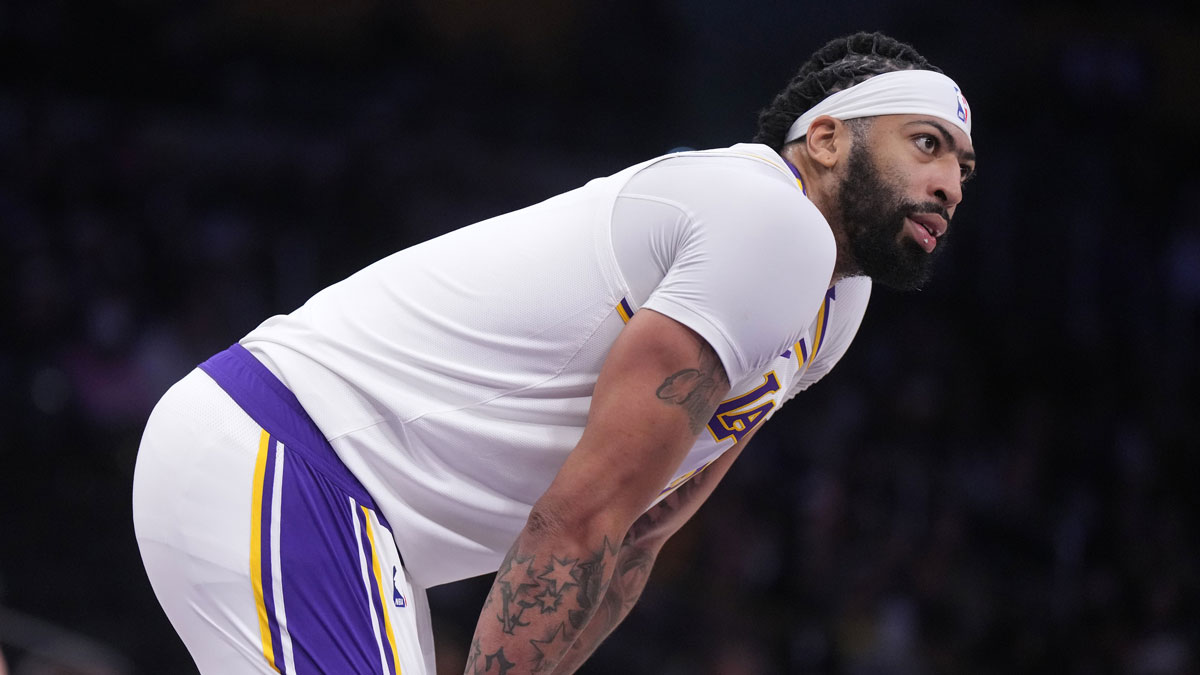 Los Angeles Lakers forward Anthony Davis (3) reacts in the first half against the Memphis Grizzlies at Crypto.com Arena