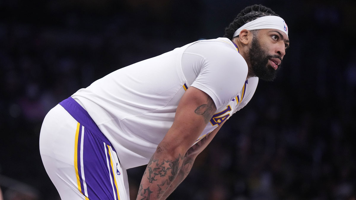  Angeles Lakers forward Anthony Davis (3) reacts in the first half against the Memphis Grizzlies at Crypto.com Arena.