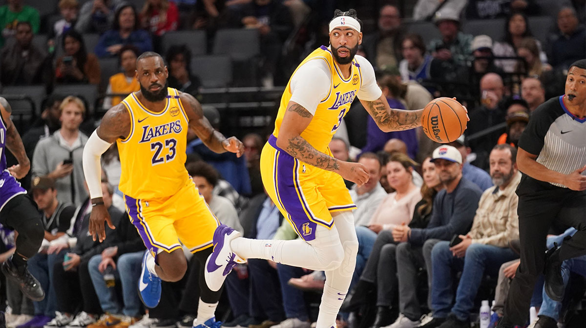 Striker Los Angeles Lakers Anthony Davis (3) Driba Ball next to the attacker Lebron James (23) against Sacramento Kings in the first quarter at the Golden 1 Center.