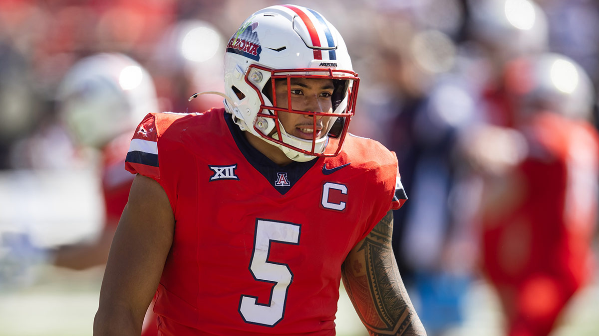 Arizona linebacker Jacob Manu