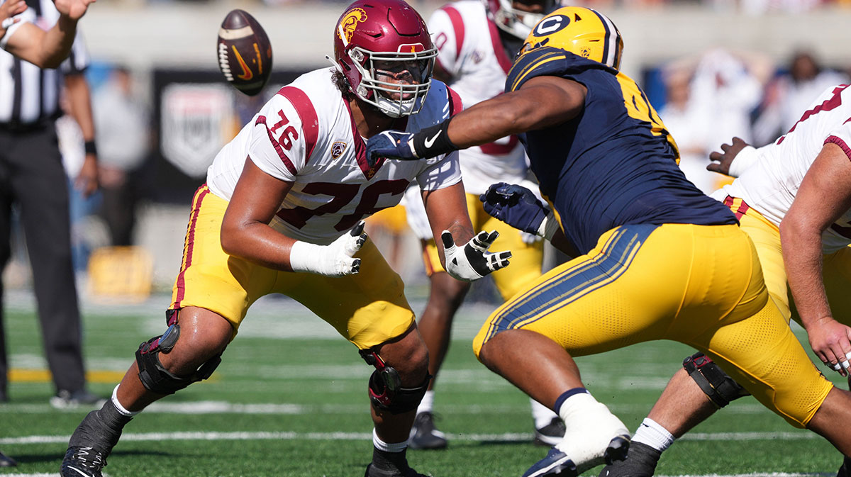 USC Trojans offensive lineman Mason Murphy (76) blocks California Golden Bears defensive lineman Darius Long Jr. (right) during the first quarter at California Memorial Stadium.