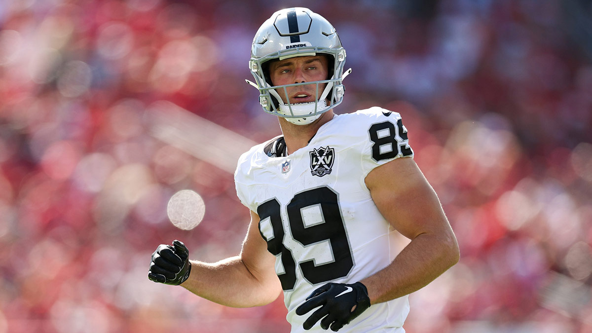 Las Vegas Raiders tight end Brock Bowers (89) line up against the Tampa Bay Buccaneers in the first quarter at Raymond James Stadium. 