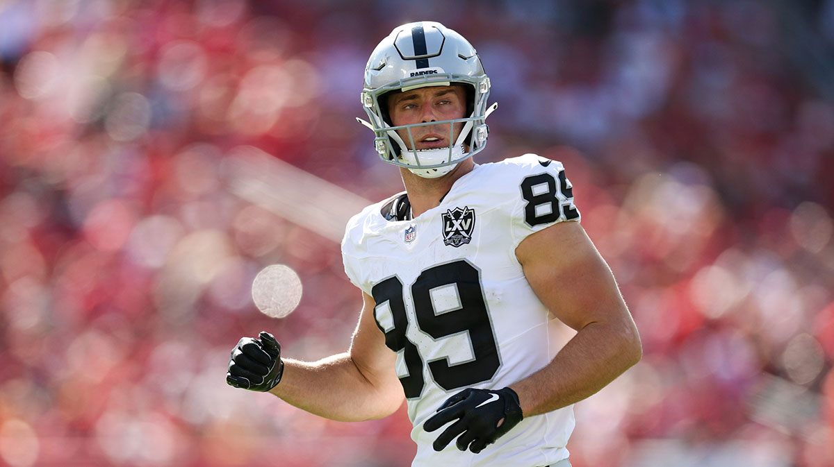 Las Vegas Raiders tight end Brock Bowers (89) line up against the Tampa Bay Buccaneers in the first quarter at Raymond James Stadium.