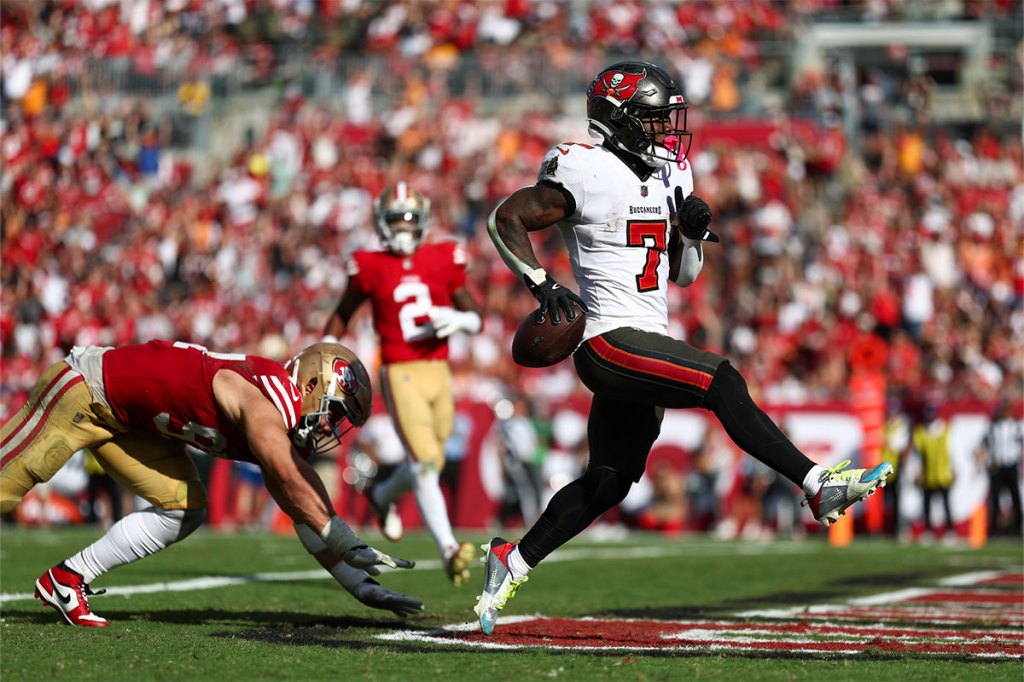 Tampa Bay Buccaneers running back Bucky Irving (7) scores a touchdown against the San Francisco 49ers in the fourth quarter at Raymond James Stadium.