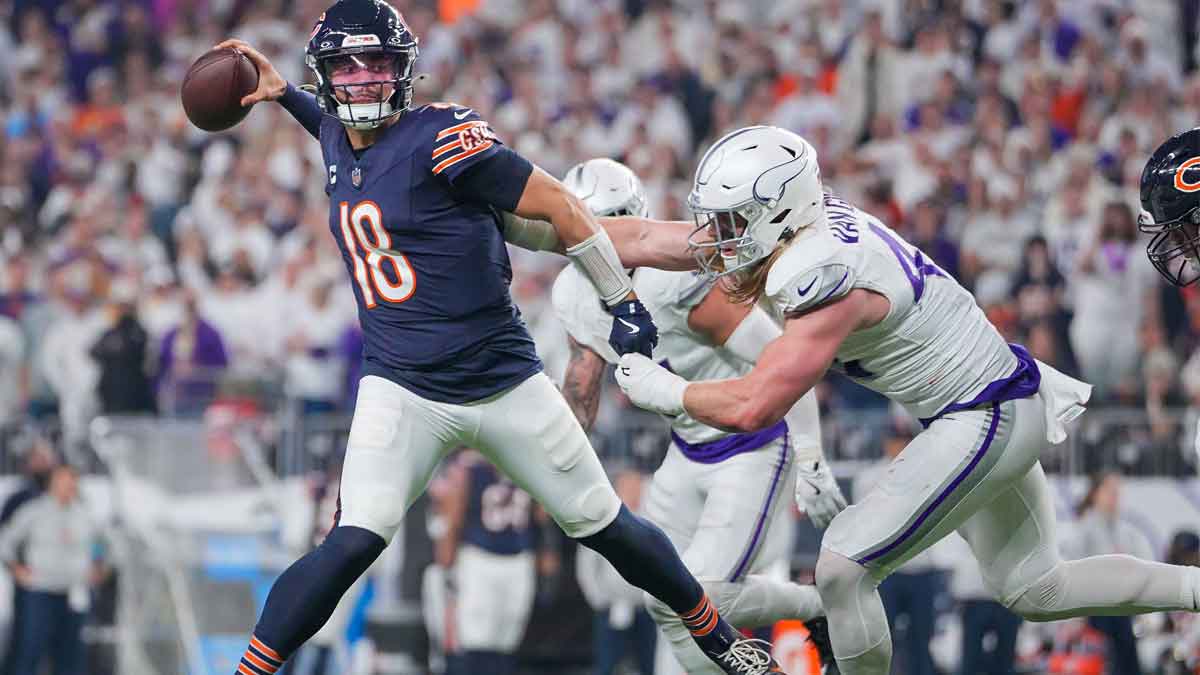 Chicago Bears quarterback Caleb Williams (18) passes against the Minnesota Vikings linebacker Andrew Van Ginkel (43) in the third quarter at U.S. Bank Stadium. 