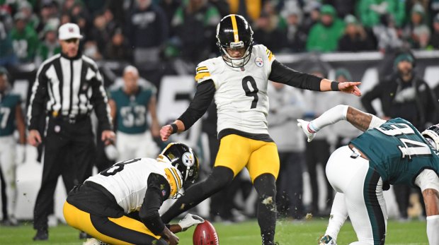 Pittsburgh Steelers place kicker Chris Boswell (9) kicks a field goal against the Philadelphia Eagles during the second quarter at Lincoln Financial Field.