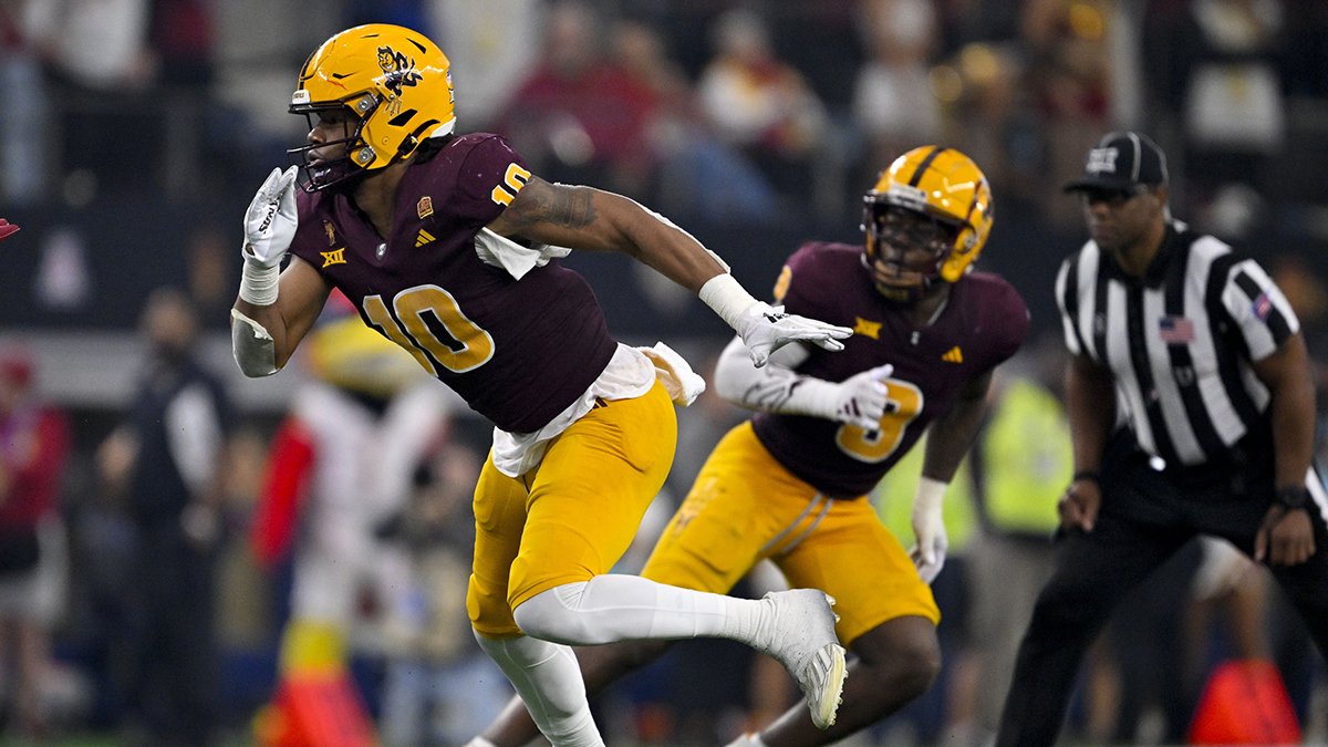 Arizona State Sun Devils defensive lineman Clayton Smith (10) in action during the game between the Iowa State Cyclones and the Arizona State Sun Devils at AT&T Stadium