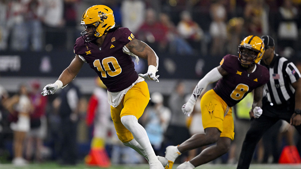 Arizona State Sun Devils defensive lineman Clayton Smith (10) in action during the game between the Iowa State Cyclones and the Arizona State Sun Devils at AT&T Stadium.