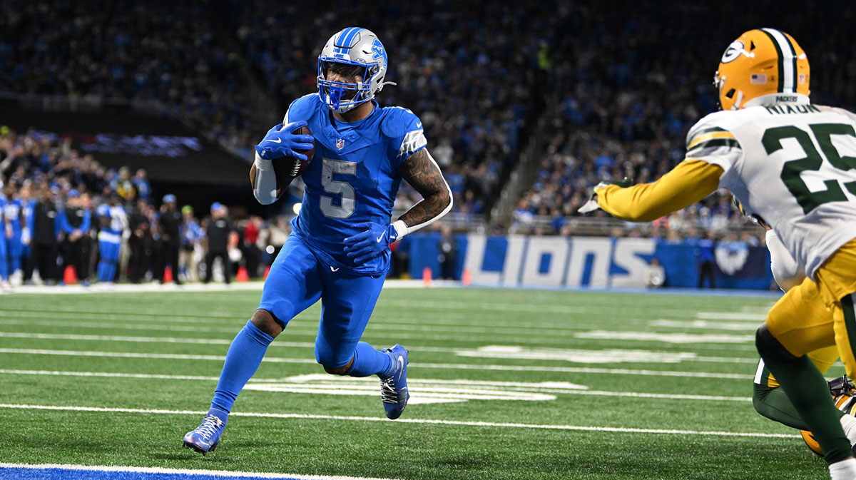 Detroit Lions running back David Montgomery (5) runs untouched into the end zone for a touchdown against the Green Bay Packers in the first quarter at Ford Field. 