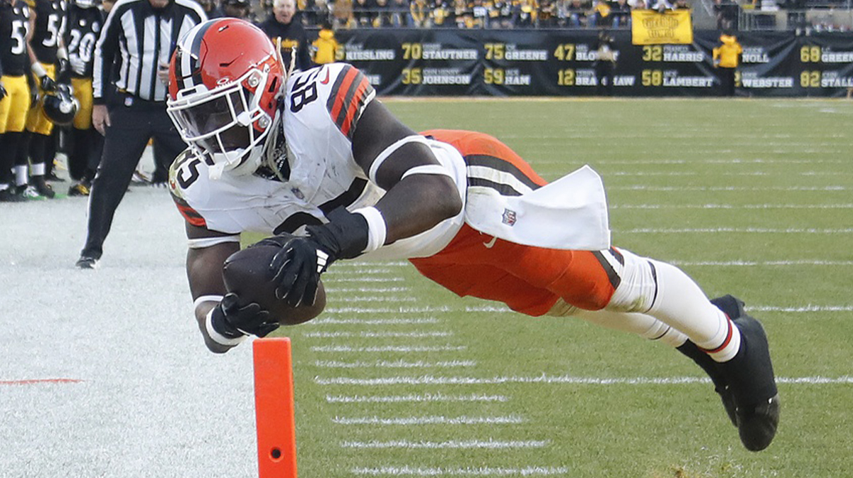 Cleveland Browns tight end David Njoku (85) dives into the end-zone to score a touchdown against the Pittsburgh Steelers during the fourth quarter at Acrisure Stadium.