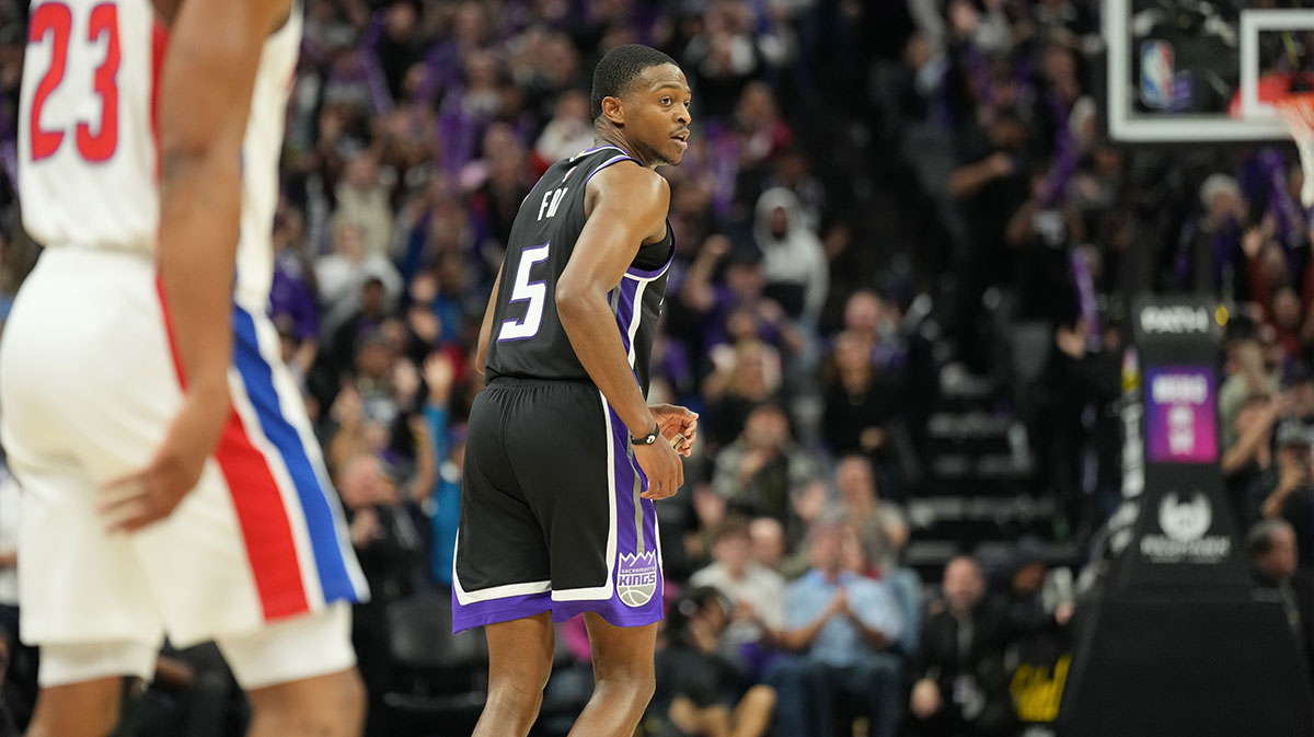 Sacramento Kings Guard De'Aaron Fox (5) looks over the shoulder after the basket advantage during the fourth quarter in Centura Golden 1.