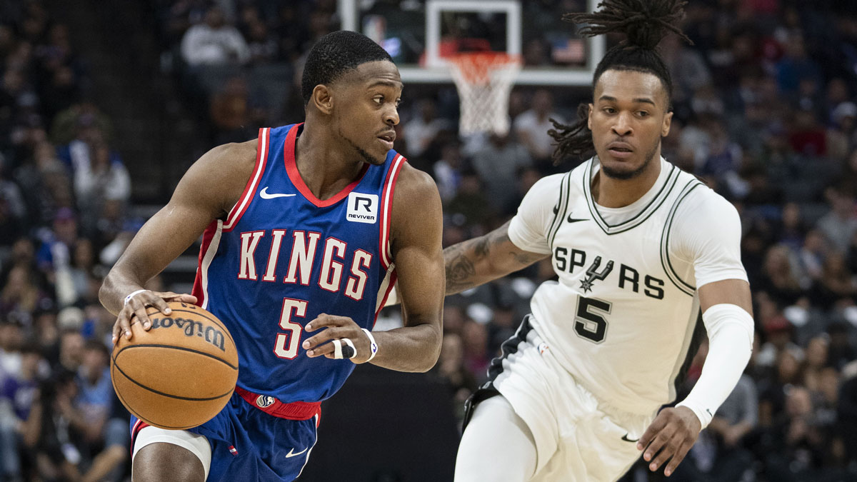 Sacramento Kings guard De'Aaron Fox (5) dribbles the basketball against San Antonio Spurs guard Stephon Castle (5) during the second quarter at Golden 1 Center.