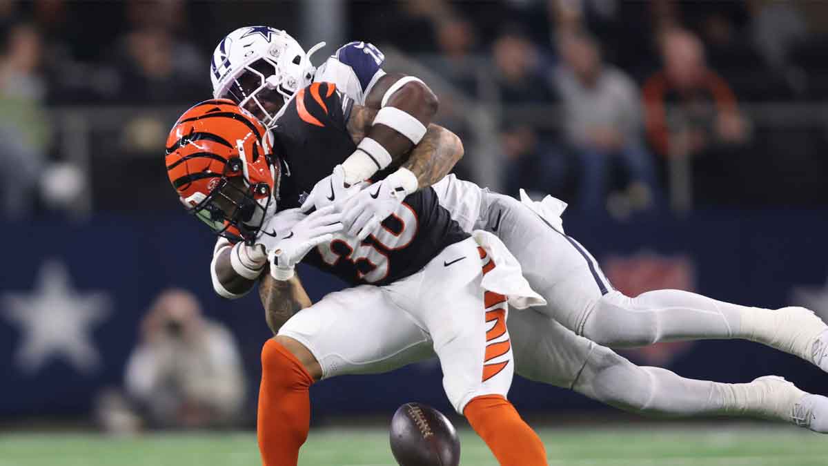Cowboys linebacker DeMarvion Overshown (13) breaks up a pass