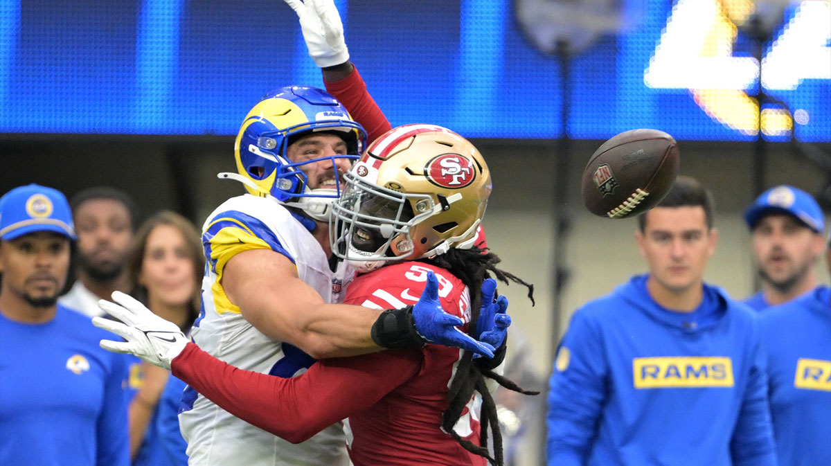 San Francisco 49ers linebacker De'Vondre Campbell (59) fouls Los Angeles Rams tight end Tyler Higbee (89) in the fourth quarter at SoFi Stadium.