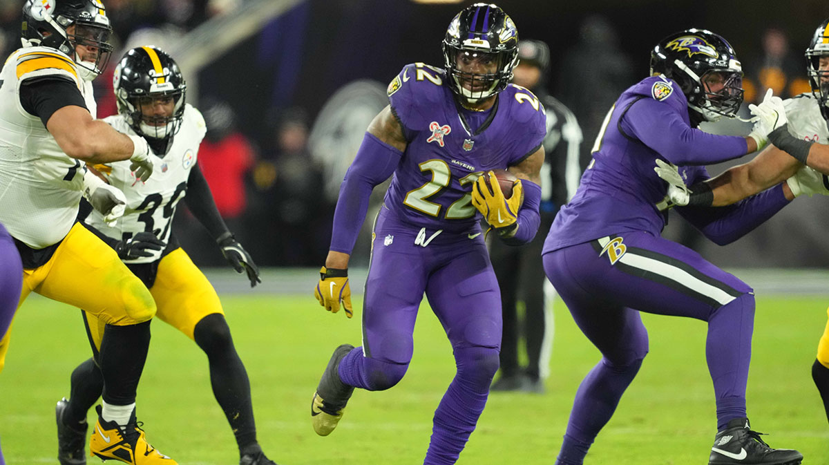 Baltimore Ravens running back Derrick Henry (22) runs for a gain against the Pittsburgh Steelers in the fourth quarter at M&T Bank Stadium.