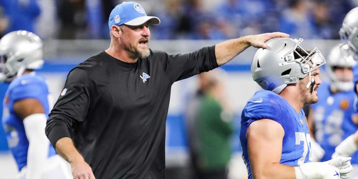 Detroit Lions head coach Dan Campbell talks to defensive end John Cominsky during warmups before the game against the Green Bay Packers at Ford Field in Detroit on Thursday.