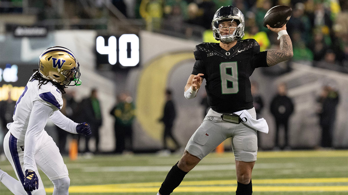 Oregon quarterback Dillon Gabriel throws a touchdown pass to Terrance Ferguson against Washington at Autzen Stadium