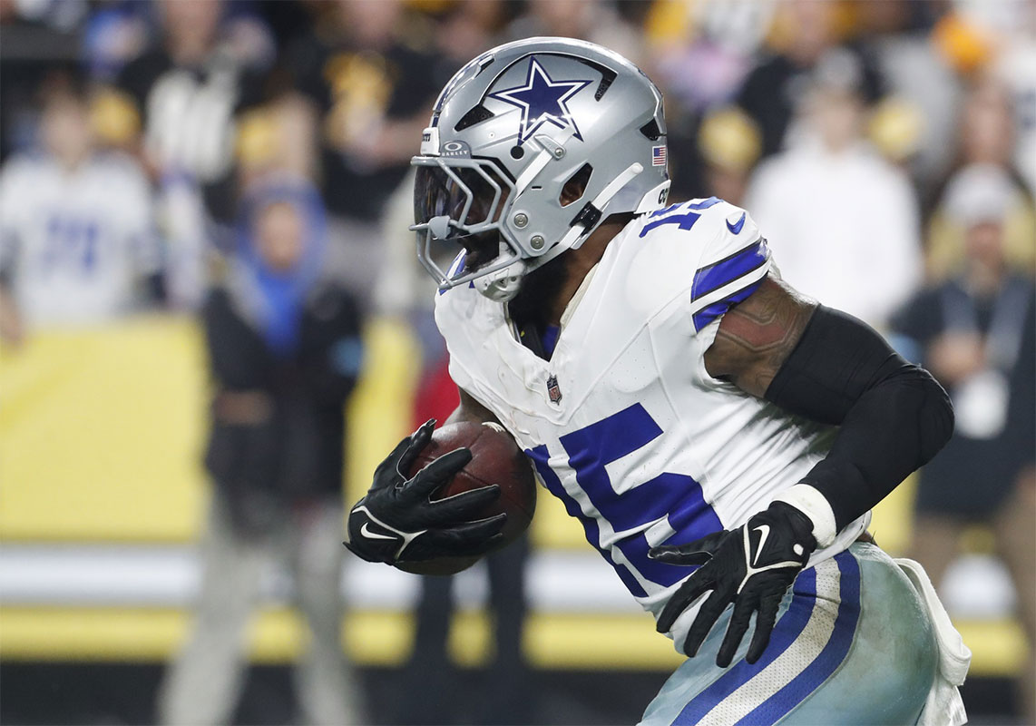 Dallas Cowboys running back Ezekiel Elliott (15) runs the ball against the Pittsburgh Steelers during the fourth quarter at Acrisure Stadium. Dallas won 20-17.