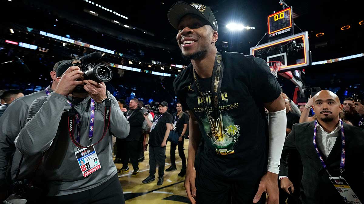Milwaukee Bucks forward Giannis Antetokounmpo (34) celebrates after winning the Emirates NBA Cup championship game against the Oklahoma City Thunder at T-Mobile Arena.