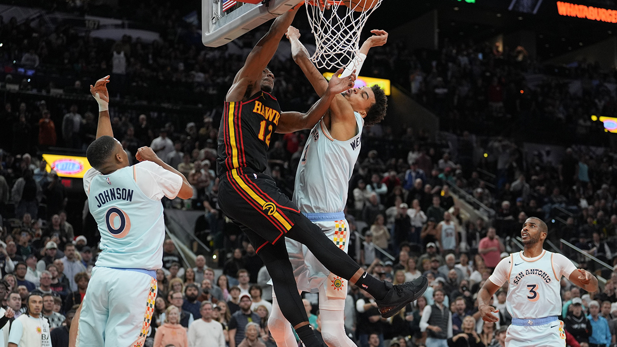 Hawks forward De'Andre Hunter posterizes Spurs' Victor Wembanyama