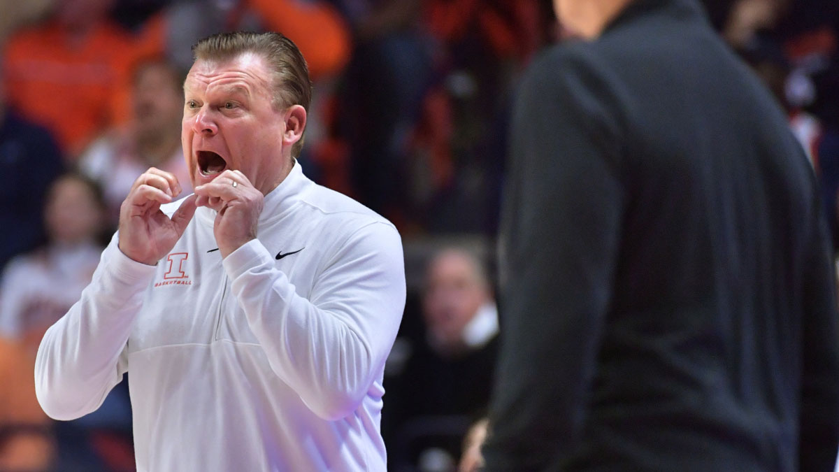 Illinois Fighting Illini head coach Brad Underwood reacts during the first half against the Tennessee Volunteers at State Farm Center.