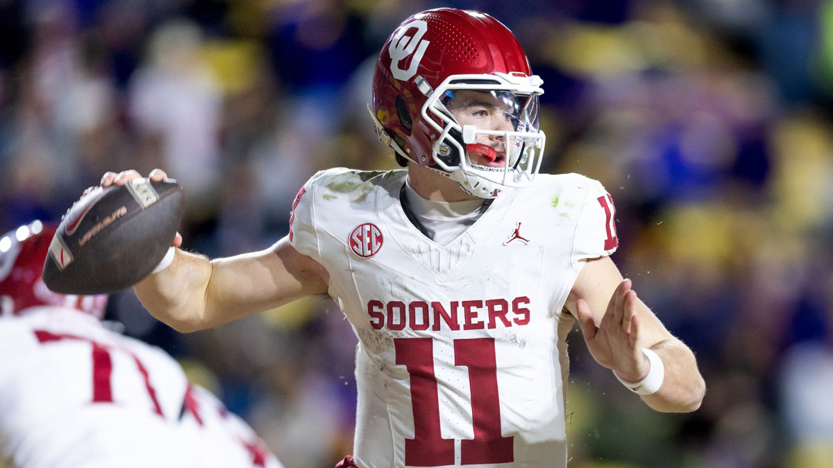 Oklahoma Sooners quarterback Jackson Arnold (11) passes against the LSU Tigers during the fourth quarter at Tiger Stadium.